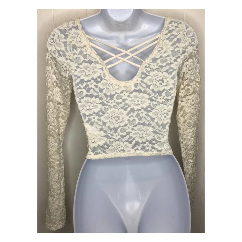 Abercrombie & Fitch | Semi Cropped Cross Back Top •